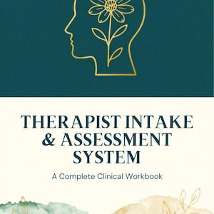 Op de afbeelding: Een klinisch werkboek getiteld THERAPIST INTAKE & ASSESSMENT SYSTEM: A Complete Clinical Workbook. De omslag heeft een donkergroenblauw bovengedeelte met een gouden omtrek van een menselijk hoofd met een bloem erin.