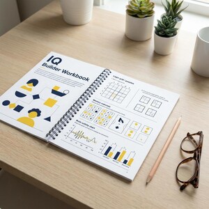 Könnte beinhalten: Ein offenes, spiralgebundenes IQ Builder Arbeitsbuch mit blauen und gelben geometrischen Illustrationen, Logikrätseln, Gedächtnisübungen und Diagrammen zur Gehirnaktivität, begleitet von einem Holzbleistift und einer Brille.