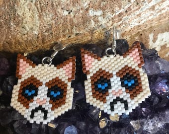 Kolczyki z koralikami Angry Cat: biżuteria z ceglanego haftu
