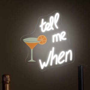 Tell Me When Wine ネオンサイン、バーカート ウォールアート、カクテルワインサイン、Cheers Cin Cin ウォールデコレーション、ワイン愛好家へのギフト、モダンなキッチンウォールアート