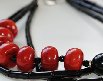 Collier fait main, unique, noir/rouge, composé de perles en plastique et perles en résine