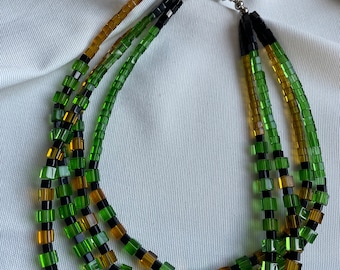 Handgefertigte Halskette (UNIKAT) aus durchsichtigen Kunststoffperlen, Verschluss aus Edelmetall Handmade jewelry creations inspired by love