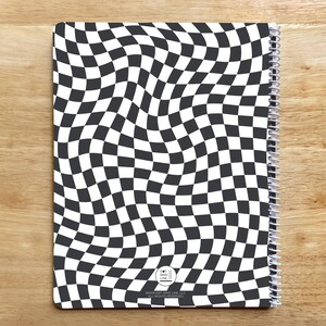 2026-2027 Wavy Checkerboard Planner, 8.5x11, Colorful Teen Gift Bild 5
