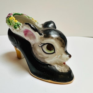 Pequeño zapato de cerámica vintage con cabeza de ciervo.