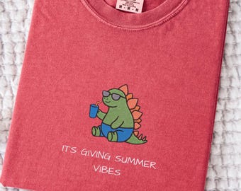 Camiseta bordada "It's Giving Summer Vibes", camiseta divertida de dinosaurios, Parque Jurásico, Comfort Colors 1717, regalo divertido de dinosaurios, camiseta para vacaciones de verano