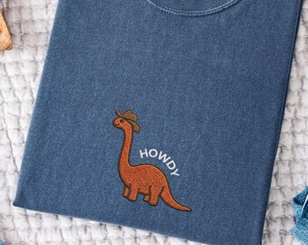 Camiseta bordada "Howdy Dino", regalo divertido de dinosaurio, Parque Jurásico, camiseta graciosa de dinosaurio, Comfort Colors 1717, Country Dino, ropa del oeste