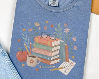 Camiseta floral para professores da Comfort Colors®, presente fofo para professores, educação vintage, presentes para amantes de livros, camiseta floral com estampa de livros, camiseta para a volta às aulas