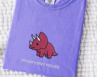 Camiseta bordada "Puntiaguda pero educada", Parque Jurásico, Comfort Colors 1717, Regalo divertido de dinosaurio, Camiseta de dinosaurio graciosa, Sarcástica y atrevida