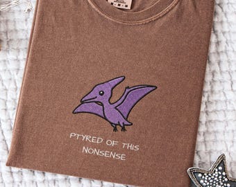 Camiseta bordada "Ptyred Of This Nonsense", Parque Jurásico, Regalo de dinosaurio gracioso, Comfort Colors 1717, Camiseta divertida de dinosaurio, Harto y cansado