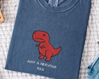 Camiseta bordada "Just A Nervous Rex", Parque Jurásico, camiseta divertida de dinosaurios, Comfort Colors 1717, regalo divertido de dinosaurios, camiseta de salud mental