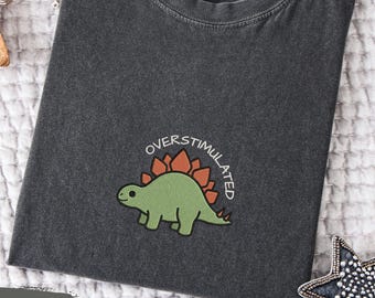 Camiseta bordada "Sobreestimulada", Comfort Colors 1717, Parque Jurásico, Regalo divertido de dinosaurio, Camiseta graciosa de dinosaurio, TDAH y salud mental