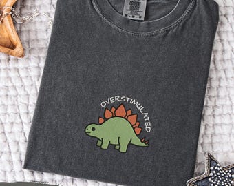Besticktes überreiztes T-Shirt, Komfortfarben 1717, Jurassic Park, Dummes Dino-Geschenk, lustiges Dinosaurier-T-Shirt, ADHD und psychische Gesundheit