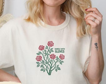 Griff mit Handschuhen Rosenbusch-T-Shirt, Komfortfarben-Naturgeschenk, Weinlese-botanisches Hemd, beunruhigtes Blumen-T-Stück, freche Gärtnerbekleidung