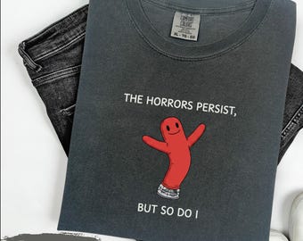 Camiseta Comfort Colors® "Os horrores persistem, mas eu também", camiseta com frase engraçada, presente sarcástico, camiseta de humor adulto, camiseta com meme, camiseta "nunca se renda"