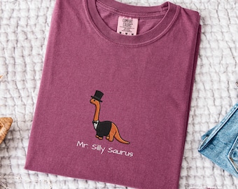Camiseta bordada de Mr. Silly Saurus, regalo de Comfort Colors para el novio recién casado, camiseta de dinosaurio a juego para la boda, camiseta para la luna de miel del fin de semana de la boda.