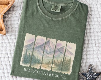 Camiseta Backcountry Soul, camiseta de inspiración de montaña, top con estampado bohemio de acuarela en colores cómodos, bonito regalo para mujer para acampar