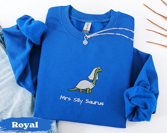 Broderad Mrs. Silly Saurus rund hals, Gildan Bride nygift tröja, matchande bröllopsdinosaurietröja, bröllopshelg smekmånadströja