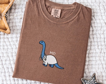 Camiseta bordada de MD Dino, camiseta divertida de dinosaurio para la facultad de medicina, regalo de agradecimiento para médicos, regalo de graduación de la facultad de medicina