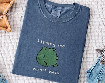 Besticktes Kissing Me wird nicht helfen T-Shirt, Comfort Colors Unhinged Frog Top, Märchen Satire Humor, lustiges Jubiläumsgeschenk
