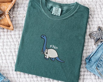 Camiseta FNP Dino bordada, lindo regalo para enfermera practicante, regalo de agradecimiento para enfermeras, ropa escolar divertida de dinosaurios para enfermeras practicantes, camiseta de graduación DNP