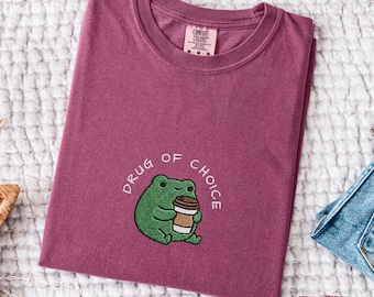 Camiseta bordada de rana cafetera, camiseta Comfort Colors Unhinged Frog, ropa divertida para amantes del café, rana adicta a la cafeína, lindo regalo de animales