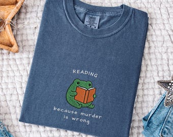 Camiseta bordada de rana lectora, camiseta Comfort Colors Unhinged Frog Top, ropa divertida para amantes de los libros, regalo de animales adorables, rana lectora graciosa