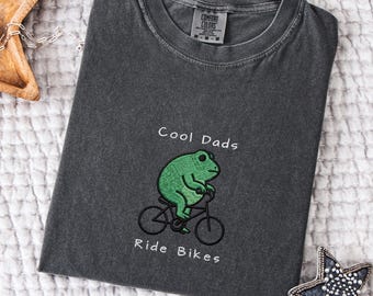 Camiseta bordada "Cool Bike Dad", Comfort Colors Unhinged Frog Top, regalo divertido para el Día del Padre, ropa para abuelos sarcásticos, regalo para ciclistas