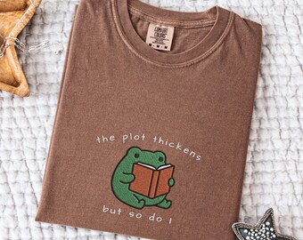 Camiseta bordada "A trama se complica e eu também", blusa Comfort Colors Unhinged Frog, presente divertido para leitores e amantes de livros, presente fofo de animal.
