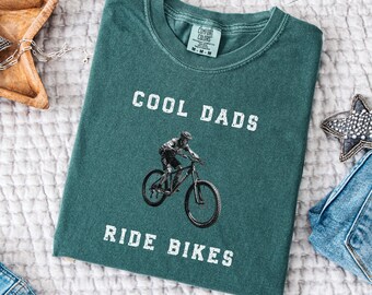 Camiseta "Papás Geniales Montan en Bicicleta", Camiseta de Ciclismo de Montaña, Camiseta Comfort Colors para el Día del Padre, Regalo para Papá, Papá Adicto a la Adrenalina