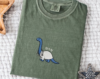 Camiseta bordada de dinosaurio BSN, lindo regalo para trabajadores de la salud, camiseta de agradecimiento para enfermeras, ropa divertida de dinosaurio para la escuela de enfermería, camiseta para enfermeras de medicina y cirugía