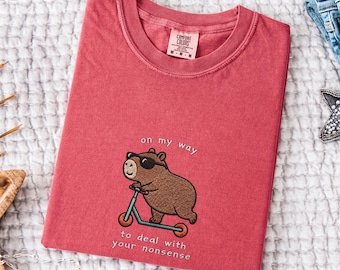Besticktes On My Way T-Shirt, Comfort Colors Capybara Top, sarkastischer Scooter Humor, süßes Tiergeschenk, unsinniges Kleid