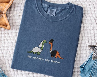 Camiseta bordada Silly Saurus, regalo para recién casados de Comfort Colors, ropa para la futura novia con temática de dinosaurios, camiseta para la luna de miel de fin de semana de boda.