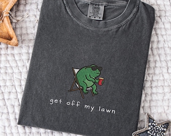 Camiseta bordada "Get Off My Lawn", camiseta Comfort Colors Unhinged Frog, regalo divertido para el Día del Padre, ropa para abuelo sarcástico, papá gruñón