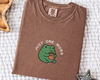 Camiseta bordada "Just One More Plant", camiseta Comfort Colors Unhinged Frog, ropa divertida para amantes de la jardinería, regalo para jardineros, camiseta para amantes de la naturaleza.