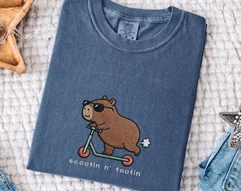 Besticktes Scootin N Tootin Sommer-T-Shirt, süßes Tiergeschenk, Comfort Colors Unhinged Capybara Top, sarkastische Reisebekleidung