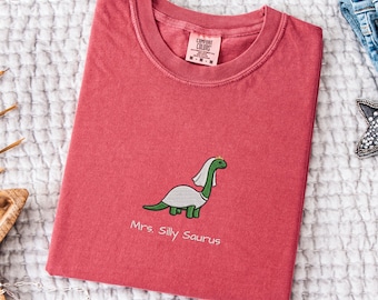 Camiseta bordada "Mrs. Silly Saurus", regalo de Comfort Colors para la novia recién casada, camiseta de dinosaurio a juego para la boda, camiseta para la luna de miel del fin de semana de la boda.