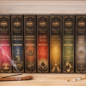 Può includere: Esposizione di sette kit di purificazione ai cristalli in scatole decorative. Ogni scatola presenta un design unico e il nome del cristallo in inglese e spagnolo. Fumo di incenso e candele accese.