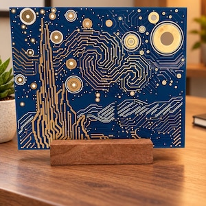 Puede incluir: Una pieza de arte rectangular hecha de una placa de circuito azul con trazos dorados dispuestos en un patr&oacute;n de remolinos que recuerda a un cielo nocturno con estrellas y un cipr&eacute;s alto, sobre una base rectangular de madera.