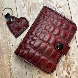 Portafoglio fatto a mano con 6 tasche in pelle di vacchetta stampata alligatore rosso con tasche interne in pelle nera e chiusura a cinturino e portachiavi abbinato