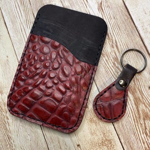 Cartera fina hecha a mano con bolsillos delanteros y traseros de piel de vacuno roja con estampado de caimán y bolsillos de piel curtida con aceite negro.