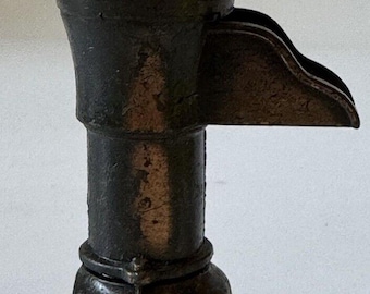 Vintage miniatuur gegoten metalen puntenslijper waterpomp 3,25&quot;H