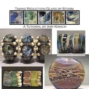 Op de afbeelding: Een close-up van een glazen kraal met een draaiende patroon van blauw, wit en goud. De kraal maakt deel uit van een ketting met andere kralen in vergelijkbare kleuren en patronen. De afbeelding toont ook een kleinere kraal met een vergelijkbaar patroon en een grotere kraal met een bruin en gouden patroon. De tekst "TAKING REDUCTION GLASS BY STORM" en "A TUTORIAL BY AMY KINCSCH" is zichtbaar bovenaan de afbeelding.