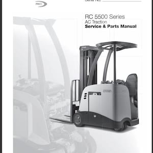 Könnte beinhalten: Ein Service- und Ersatzteilhandbuch für den Gabelstapler RC 5500 Series AC Traction. Das Cover zeigt einen weißen und grauen Gabelstapler mit dem "Crown"-Logo. Der Titel des Handbuchs ist in schwarzer Schrift. Das Bild ist in den USA gedruckt.