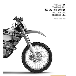 Può includere: Un'immagine in bianco e nero di una motocicletta con una ruota anteriore nera e un corpo bianco e nero. La motocicletta è una KTM 350 EXC-F. Il testo "REPAIR MANUAL 2013" è in alto nell'immagine. Il testo "350 EXC-F EU, 350 EXC-F AUS, 350 EXC-F SIX DAYS EU, 350 XCF-W USA, 350 EXC-F USA, Art. no. 3206148en" è sotto l'immagine. Il logo KTM è in basso nell'immagine.