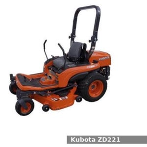 Op de afbeelding: Een oranje Kubota ZD221 zero-turn zitmaaier met een zwarte rolbeugel en een zwarte stoel. De maaier heeft een groot achterwiel en kleinere voorwielen.