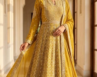 Abito lungo color giallo senape ricamato con dupatta coordinata.