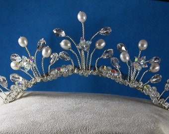 Tiara de plata de ley con perlas de agua dulce y cristales Swarovski. Peineta nupcial. Princesa Novia, Regencia.