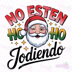 Peut inclure: Un design graphique festif avec le Père Noël qui fait un clin d'œil, portant un chapeau rouge et une barbe blanche, et les mots "NO ESTEN HO HO Jodiendo" en rouge, vert et noir. Des étoiles dorées entourent l'image.