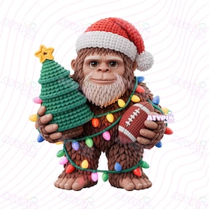 Könnte beinhalten: Eine skurrile Illustration eines Bigfoot-Charakters mit Weihnachtsmütze, der einen grünen Weihnachtsbaum und einen Football hält. Der Bigfoot ist mit bunten Weihnachtslichtern geschmückt und schafft ein festliches Thema.