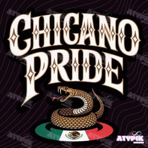 Op de afbeelding: Een grafisch ontwerp met de woorden "CHICANO PRIDE" in een gestileerd lettertype, met een slang eronder. De slang is bruin en beige, met zijn tong uit. Het ontwerp bevat de Mexicaanse vlag.